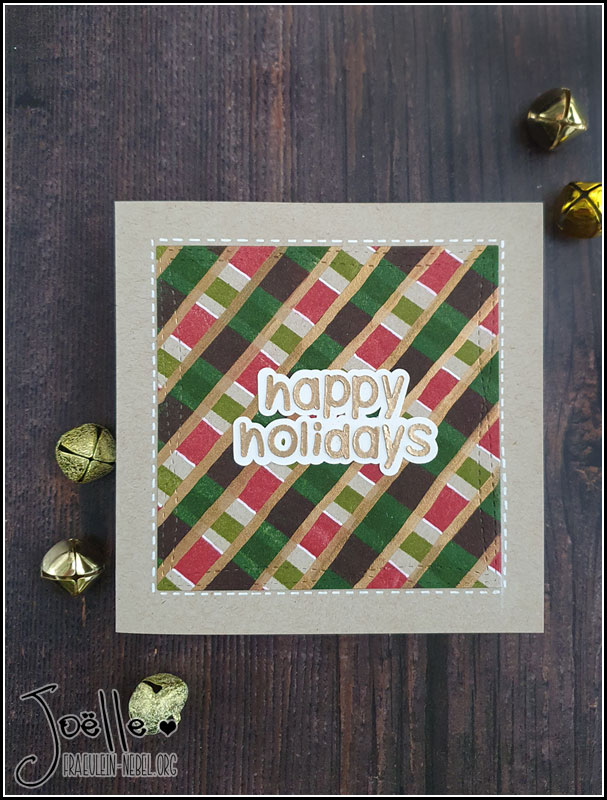 quadratische Weihnachtskarte mit Plaidmuster in grün, rot, gold. Schriftzug: Happy Holidays | fraeulein-nebel.org