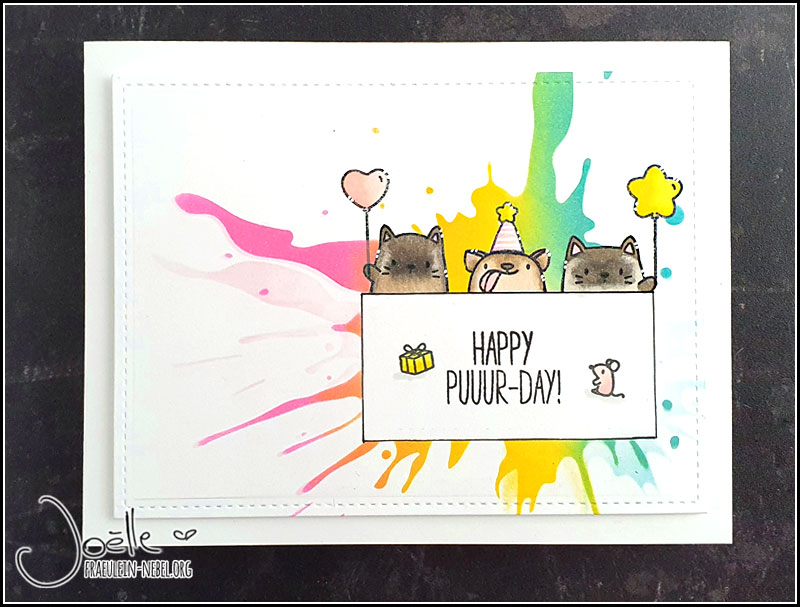 Geburtstagskarte mit 2 Siamkatzen und einem Hund, sitzend hinter/über einem Schild mit "happy purrday", im Hintergrund ein großer Farbklecks in Regenbogenfarben | fraeulein-nebel.org