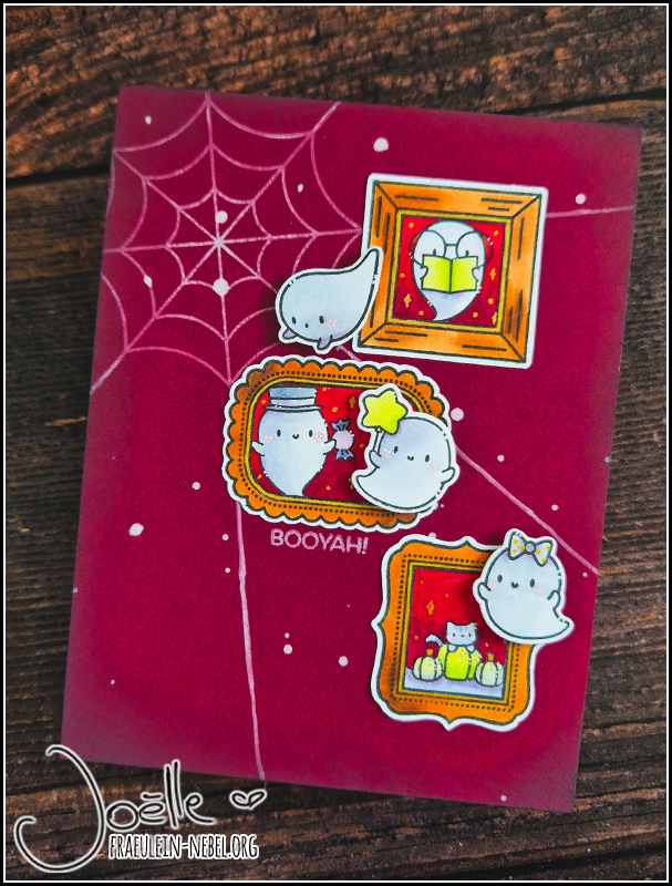 Halloweenkarte; auf dunkelrotem Grund sind drei Geister um drei Gemälde herum zu sehen, zwei weitere im Gemälde. Im Hintergrund Spinnenweben. Stempel von Mama Elephant und Lawn Fawn.